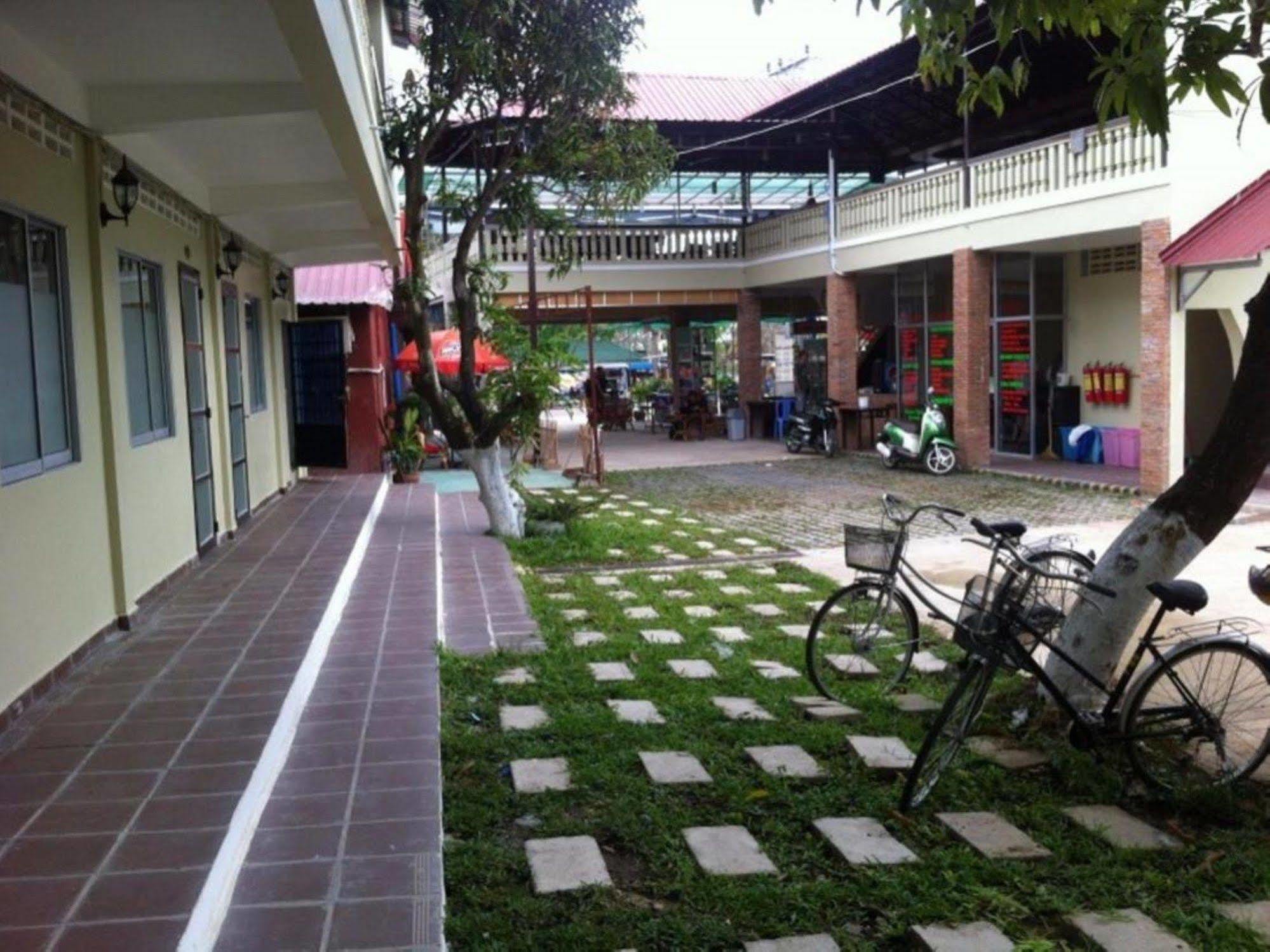 Sakal Guesthouse Restaurant & Bar Sihanoukville Eksteriør billede