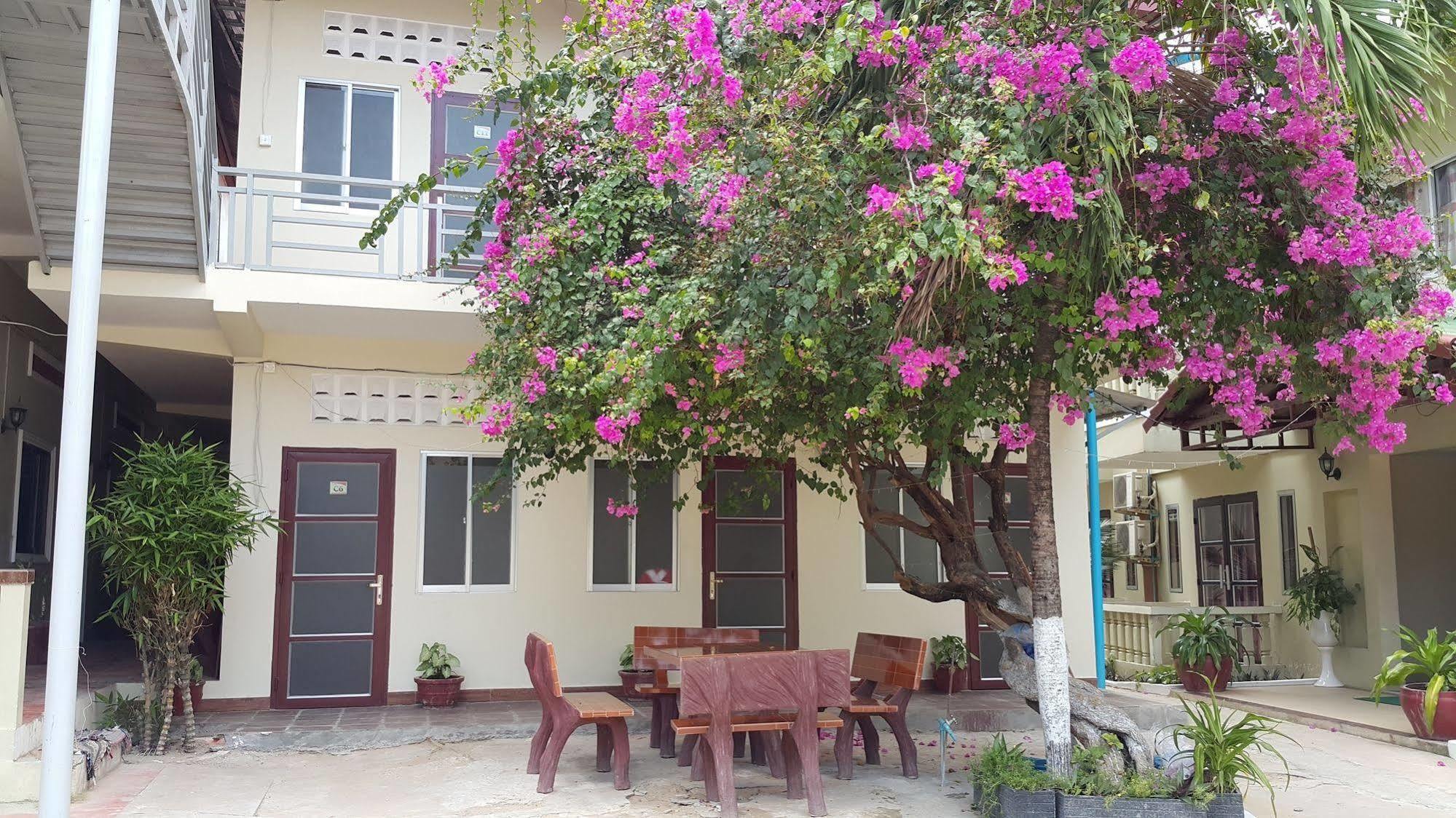 Sakal Guesthouse Restaurant & Bar Sihanoukville Eksteriør billede